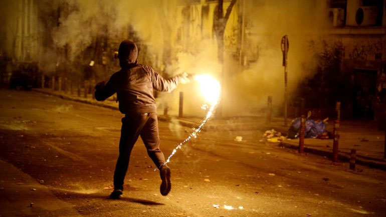 Επεισόδια με μολότοφ στο κέντρο της Αθήνας  – Τραυματίστηκε αστυνομικός