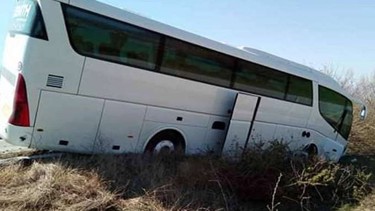 Κομοτηνή: Αίσιο τέλος είχε η περιπέτεια για 57 επιβάτες τουριστικού λεωφορείου που βγήκε εκτός οδοστρώματος