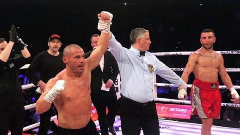 Άθλος Ζαμπίδη: «Διέλυσε» τον αντίπαλό του με… ένα χέρι!