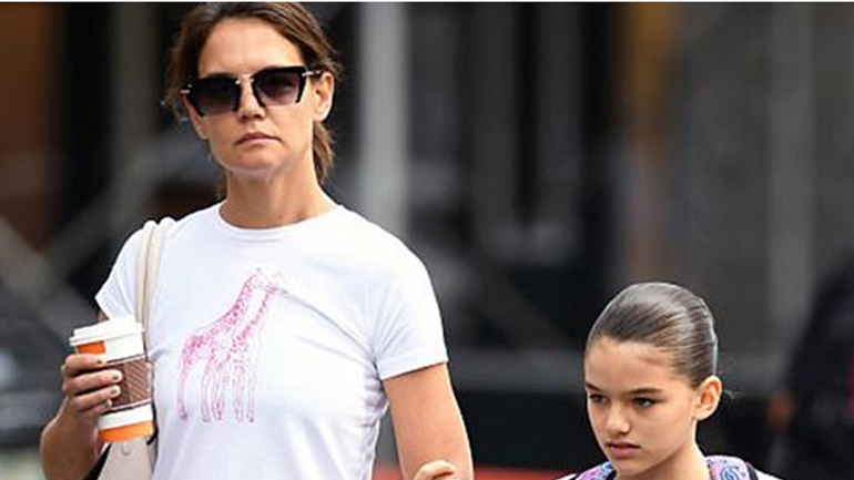 Η Kate Holmes επισκέφθηκε τη Μόρια μαζί με την κόρη της!