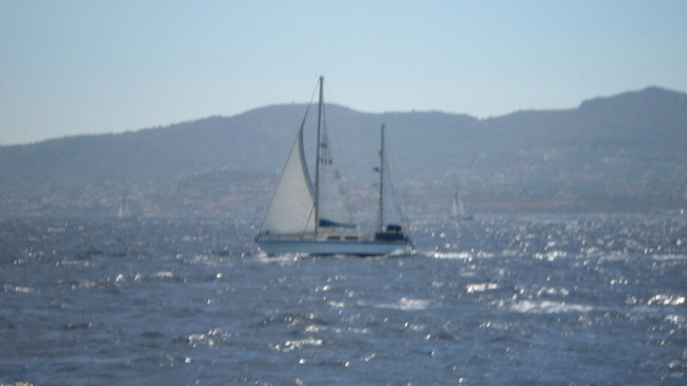 Ανατροπή ιστιοφόρου σκάφους στον Σχοινιά. Σώοι οι δύο επιβαίνοντες