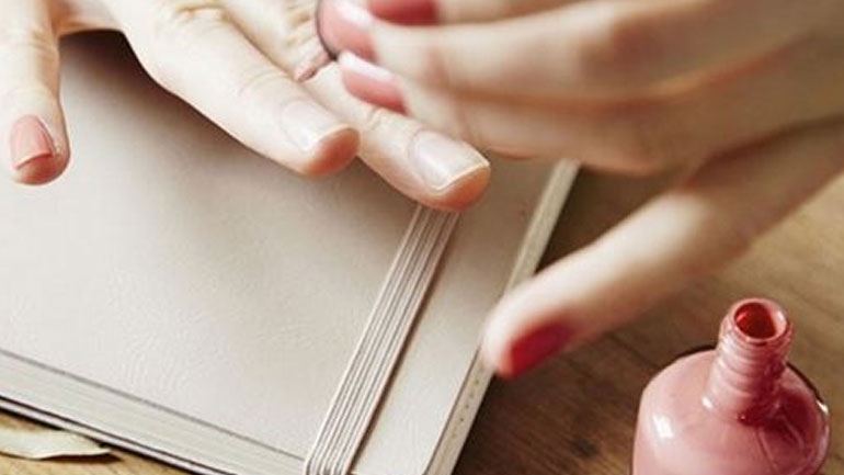 Τι να κάνεις αν δεν έχεις χρόνο για μανικιούρ και πρέπει να βγεις