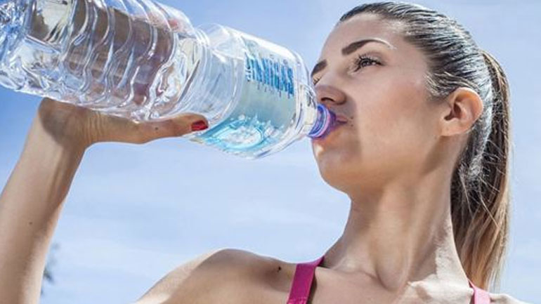 Τι θα συμβεί στο σώμα μας εάν πίνουμε δύο ποτήρια νερό πριν από κάθε γεύμα;