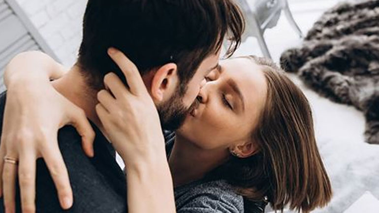 Πώς να διατηρήσετε το πάθος ζωντανό στη σχέση