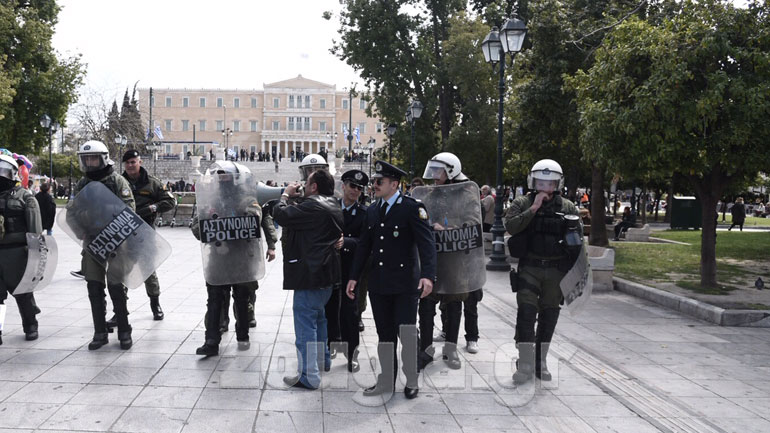 Προσαγωγές στο Σύνταγμα πριν την έναρξη της μαθητικής παρέλασης Προσαγωγές στο Σύνταγμα πριν την έναρξη της μαθητικής παρέλασης