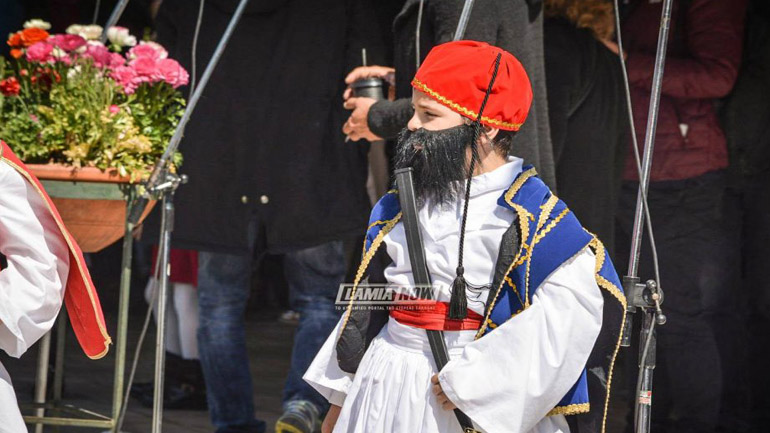 Λαμία: Ο λιλιπούτειος οπλαρχηγός ξετρέλανε την πόλη