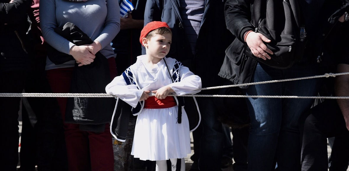 Η απορία του μικρού τσολιά