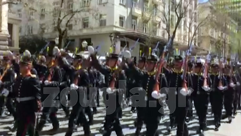 Ευέλπιδες τραγούδησαν το «Μακεδονία Ξακουστή» κατά τη διάρκεια της στρατιωτικής παρέλασης