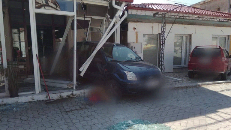 Πρέβεζα: Οδηγός παρέσυρε πεζή και κατέληξε μέσα σε κατάστημα