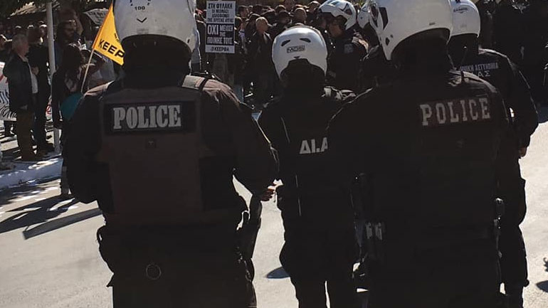 Ένταση με τραυματισμούς πριν από την παρέλαση στην Καλλιθέα – Επεισόδια και στα Άνω Λιόσια