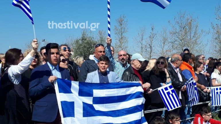 Με σημαίες και εικόνες στα χέρια τραγουδούν «Μακεδονία Ξακουστή» στην παρέλαση της Θεσσαλονίκης