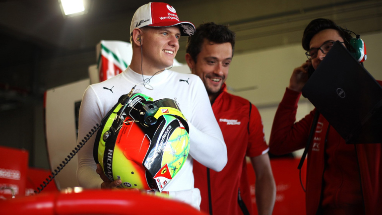 Στο τιμόνι της Ferrari o Mick Schumacher Στο τιμόνι της Ferrari o Mick Schumacher