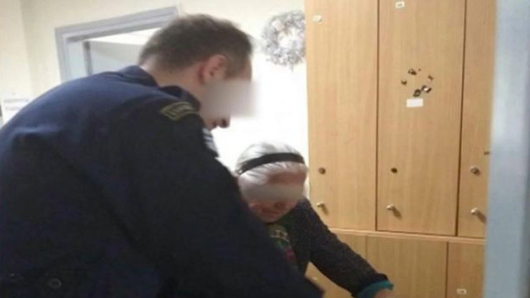 Μετά την κατακραυγή η ΕΛ.ΑΣ. “παγώνει” το πρόστιμο των 200 ευρώ για την 90χρονη με τα τερλίκια Μετά την κατακραυγή η ΕΛ.ΑΣ. “παγώνει” το πρόστιμο των 200 ευρώ για την 90χρονη με τα τερλίκια