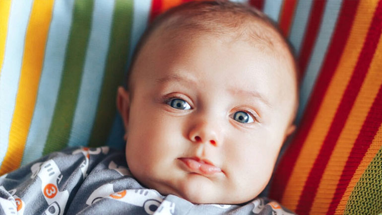 Γιατί αλλάζουν χρώμα τα μάτια των μωρών;