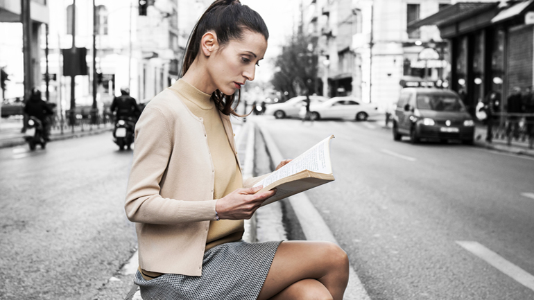 «Selfie: στο βάθος πίσω η πόλη» στο θέατρο Rex