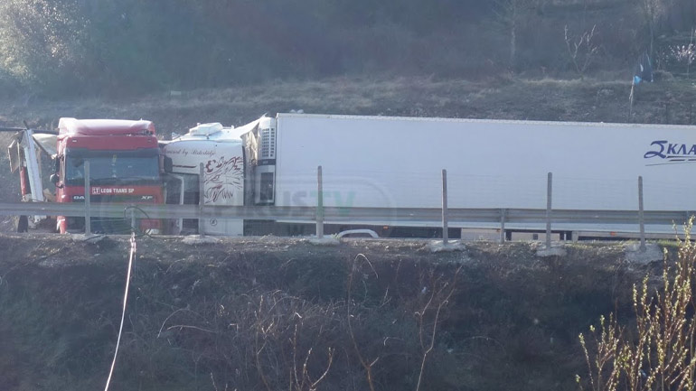 Ιωάννινα: Τροχαίο ατύχημα με νταλίκες στην Εγνατία Οδό Ιωάννινα: Τροχαίο ατύχημα με νταλίκες στην Εγνατία Οδό