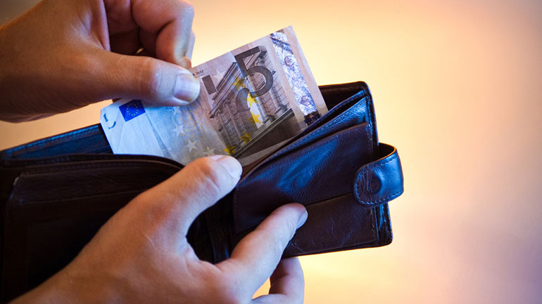 Καταβάλλεται σήμερα το Κοινωνικό Εισόδημα Αλληλεγγύης