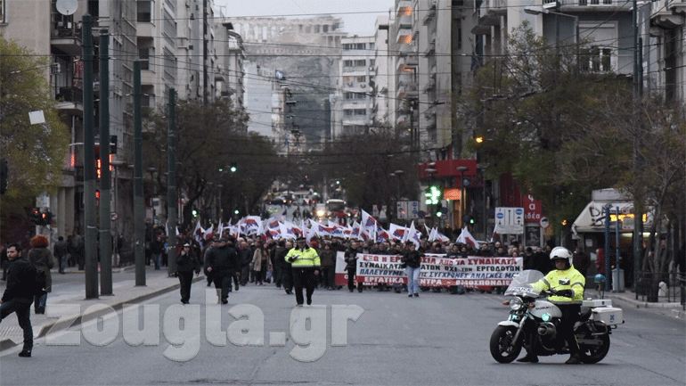 Πορεία μελών του ΠΑΜΕ στο κέντρο της Αθήνας Πορεία μελών του ΠΑΜΕ στο κέντρο της Αθήνας