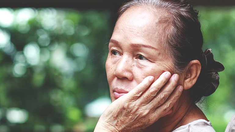 Αυξημένος ο κίνδυνος άνοιας για τις γυναίκες με καθυστερημένη έναρξη περιόδου ή με πρόωρη εμμηνόπαυση