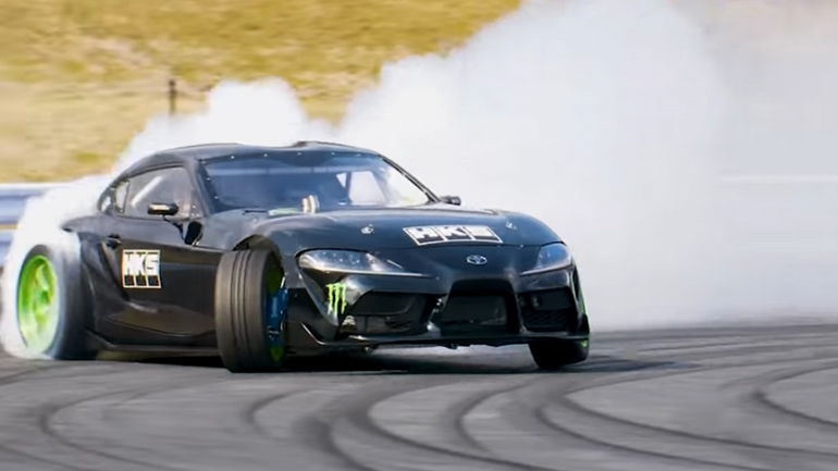 Ο Saito δεν σταματά να καίει τα ελαστικά του Toyota Supra