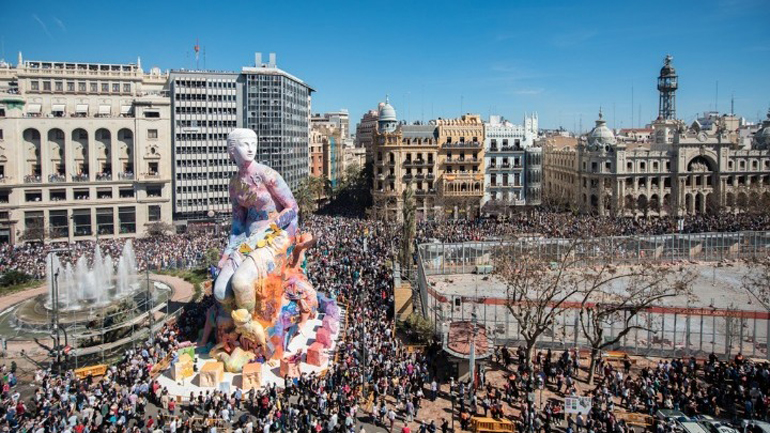 Το γλυπτό των Pichiavo, στο οποίο έβαλαν φωτιά στη Βαλένθια