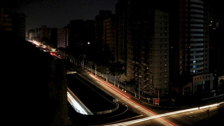 Βενεζουέλα: Στο σκοτάδι παραμένει η χώρα – Σε διαδηλώσεις καλεί ο Γκουαϊδό το Σάββατο