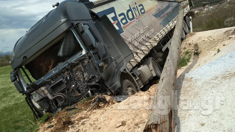 Ιωάννινα: Νταλίκα παρασύρθηκε από τους ισχυρούς ανέμους και κατέληξε σε χωράφι