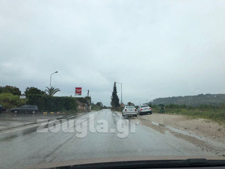 Περιπολικά βρίσκονται σε διάφορα σημεία του χωριού, ενώ το σπίτι του δράστη φρουρείται διαρκώς