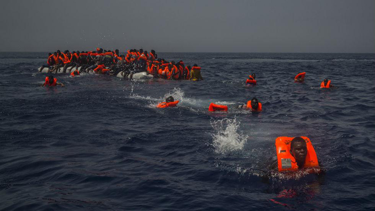 «Κατάληψη» τάνκερ από μετανάστες που διασώθηκαν ανοιχτά της Λιβύης