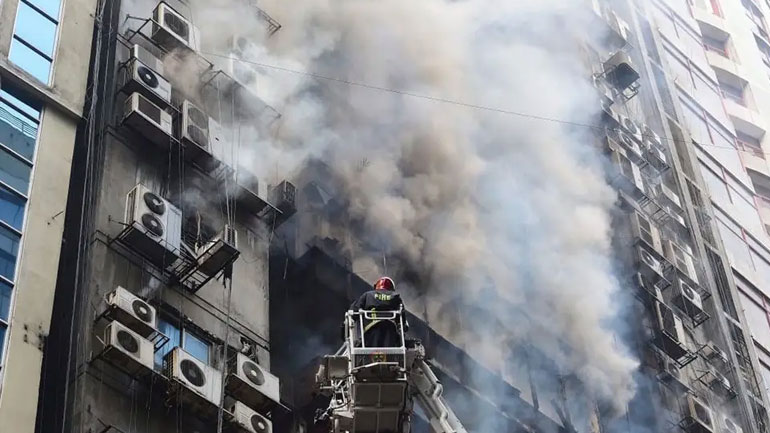 Mπανγκλαντές: Τουλάχιστον 5 νεκροί και 60 τραυματίες από πυρκαγιά σε πολυώροφο κτίριο