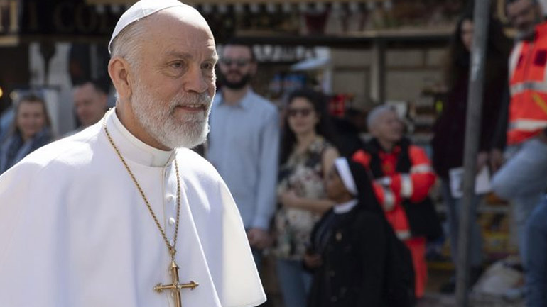 Ιταλία: Στην πλατεία του Αγίου Πέτρου ο Τζον Μάλκοβιτς με άμφια ποντίφικα