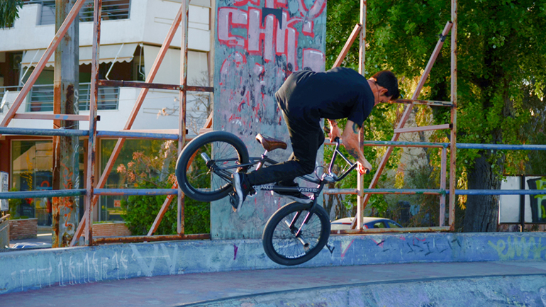 Ο Μανάρας χώνει tricks στο skate park της Χαλκίδας