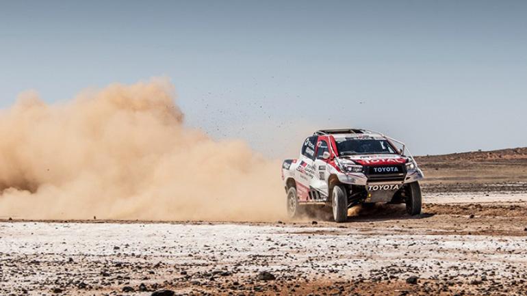 O Alonso «πετάει» στην έρημο με το Toyota Hilux