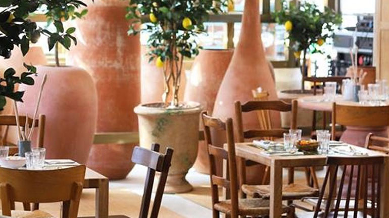 Το νέο café του οίκου Jacquemus στο Παρίσι που πρέπει να επισκεφτείς αν βρεθείς στην πόλη του φωτός!