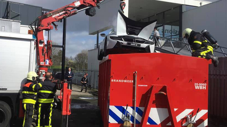 Έριξαν το i8 μέσα σε κάδο με νερό!