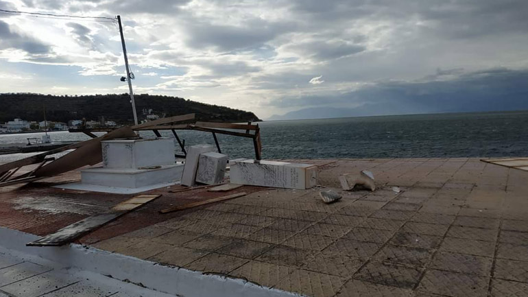 Θυελλώδεις άνεμοι ξεκόλλησαν εξέδρα και διέλυσαν ηρώο στην Ερατεινή Φωκίδας