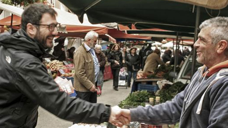 Με πολίτες και εμπόρους στις λαϊκές αγορές του δήμου της Αθήνας συνομίλησε ο Ν. Ηλιόπουλος