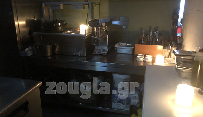 Λειτουργία κουζίνας υπό το φως των κεριών... Οι απαραίτητες ηλεκτρικές συσκευές φυσικά παραμένουν σβηστές