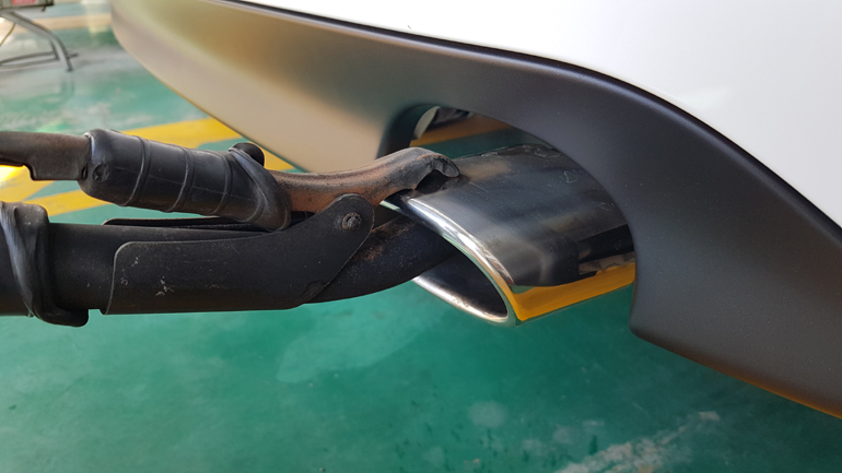 Συνδέεις με αυτό το εργαλείο την εξάτμιση με τον Η/Υ και βλέπεις τι εκπέμπει...