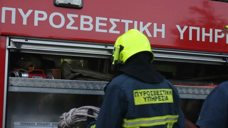Σε εξέλιξη πυρκαγιά σε αποθήκη ξυλείας στο Κορωπί