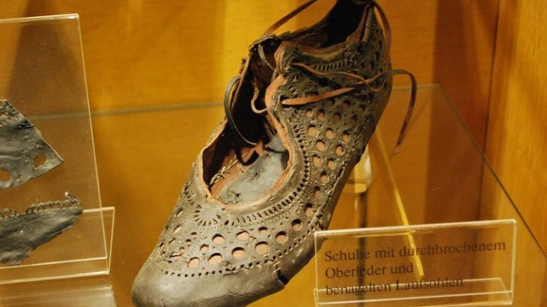 Στο φως, ένα μοδάτο γυναικείο υπόδημα από την Αρχαία Ρώμη