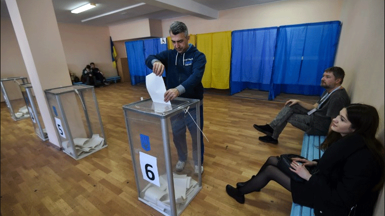 Εκλογές στην Ουκρανία: Ψήφισαν οι επικρατέστεροι υποψήφιοι