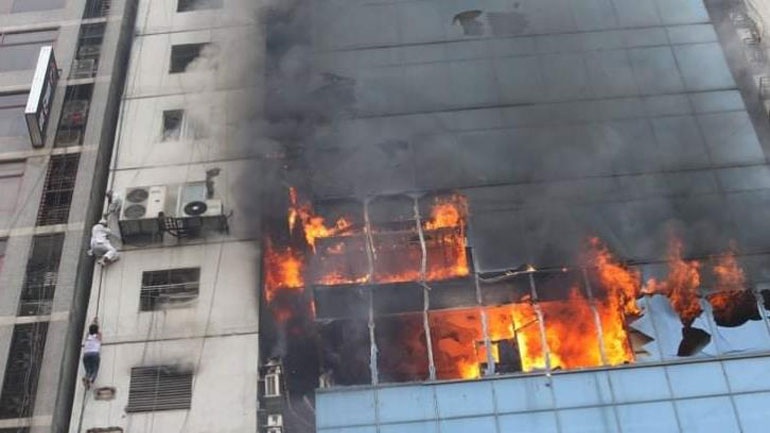 Μπανγκλαντές: Χειροπέδες σε δύο από τους ιδιοκτήτες του κτιρίου στην Ντάκα όπου εκδηλώθηκε πυρκαγιά