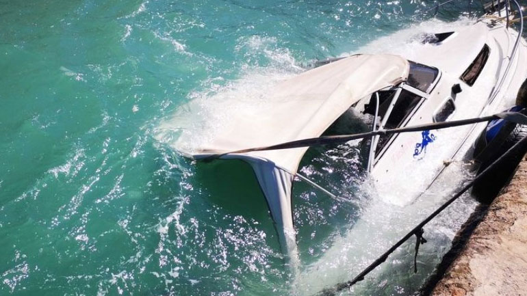 Οι θυελλώδεις άνεμοι βούλιαξαν σκάφος στο λιμάνι του Ναυπλίου