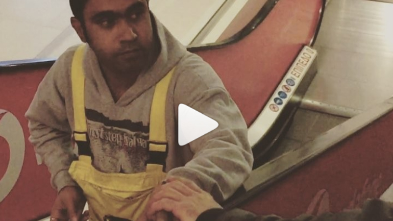 Έρωτας με την πρώτη ματιά στις κυλιόμενες σκάλες