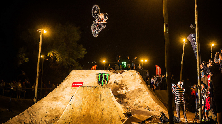 Δες τα πιο εντυπωσιακά bmx & mtb κόλπα από το Night Harvest 2019