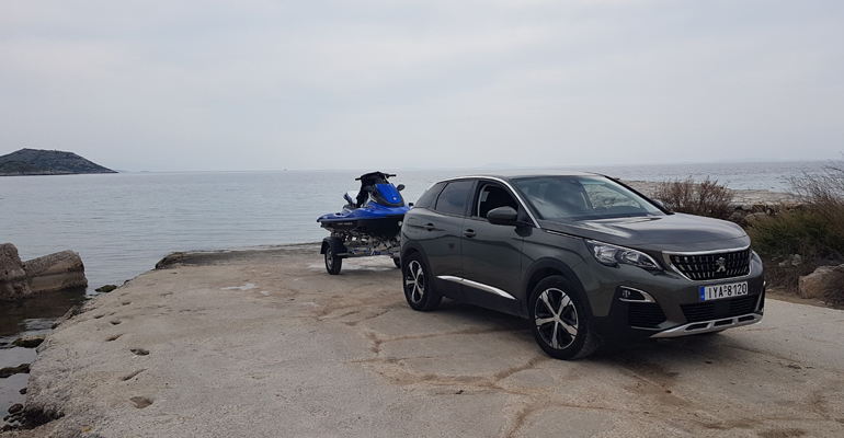 Το Peugeot 3008 και πίσω του ένα Yamaha WaveRunner EX...