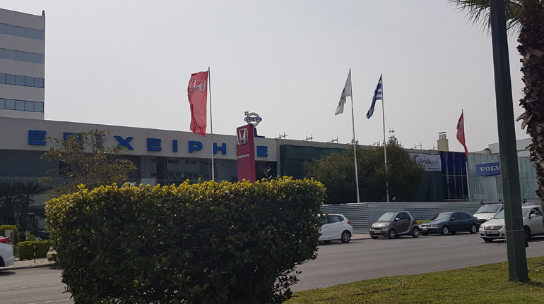 Φουλ... ανακαίνιση για το κεντρικό κατάστημα με τις διάφορες αντιπροσωπείες του ομίλου Σαρακάκη