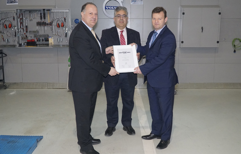 Ο πρόεδρος της Volvo Car Hellas Νίκος Γιαννουσάς (δεξιά) παραδίδει την πιστοποίηση στα στελέχη της εταιρείας Παντόπικος ΕΠΕ