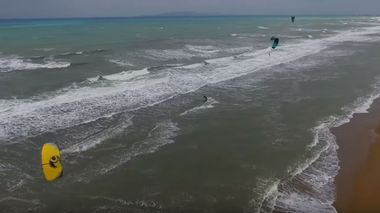 Πετώντας με τα kitesurf:  Η συναρπαστική «μάχη» με τον άνεμο